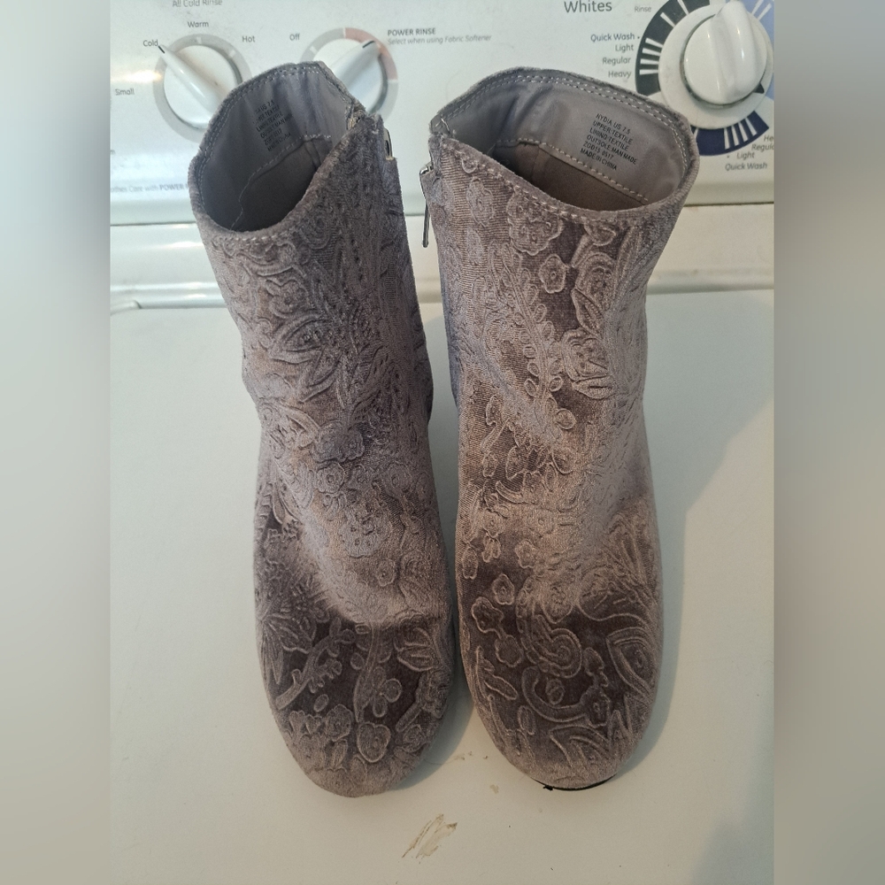 Zigi Soho Gray Floral Ankle Boots